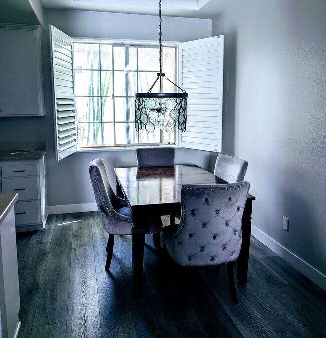 Foto del edificio - SPACIOUS AND BRIGHT 2+2 CONDO! CLOSE TO MA...