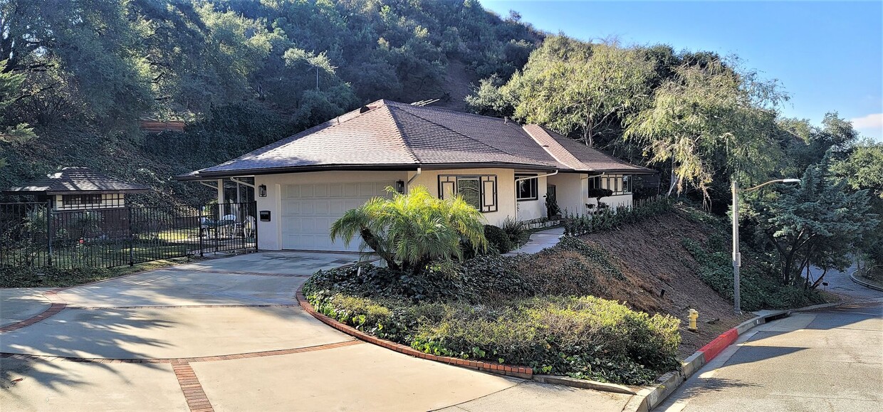 Foto principal - Classic, Midcentury 3 bedroom with Den, 2....