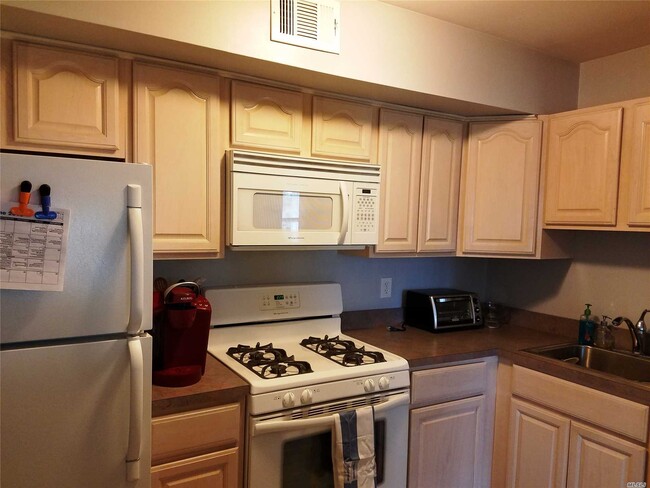 Foto del edificio - 53 Rocky Point Yaphank Rd