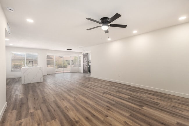 Building Photo - 17615 N Whispering Oaks Dr