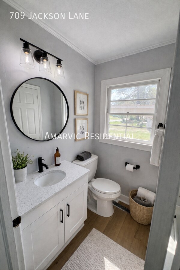 Foto del edificio - 709 Jackson Ln