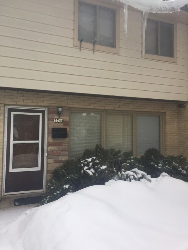 Primary Photo - BEAUTIFUL 3 BEDROOM 1.5 BATHROOM TOWNHOUSE