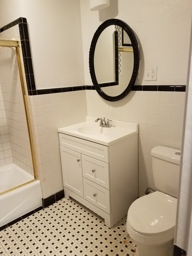 HALL BATH - 1881 Abundance St