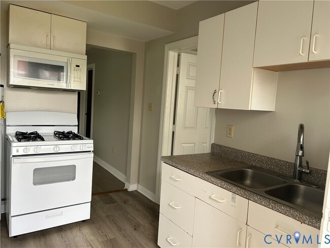 Building Photo - 3402 Parkwood Ave