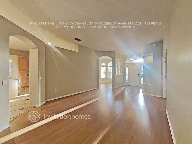 Foto del edificio - 3721 Hollow Wood Dr