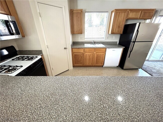 Foto del edificio - 4916 River Splash Ave