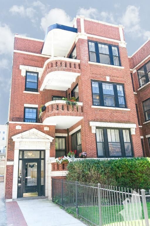 439 W Melrose St, Chicago, IL 60657 Apartments in Chicago, IL