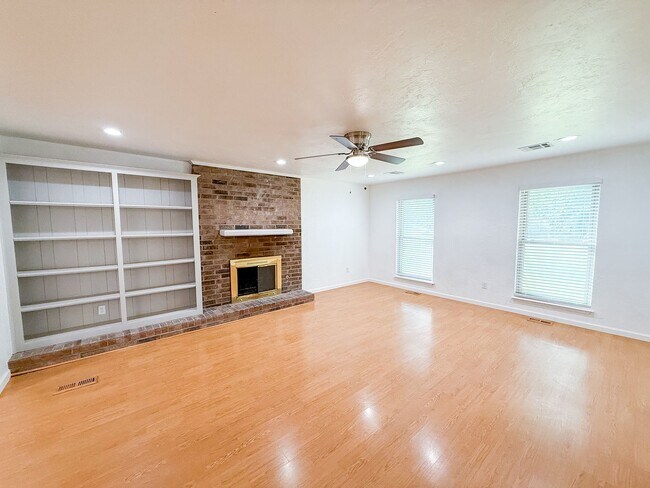 Foto del edificio - Beautifully Updated 4 Bedroom 2 Bathroom i...