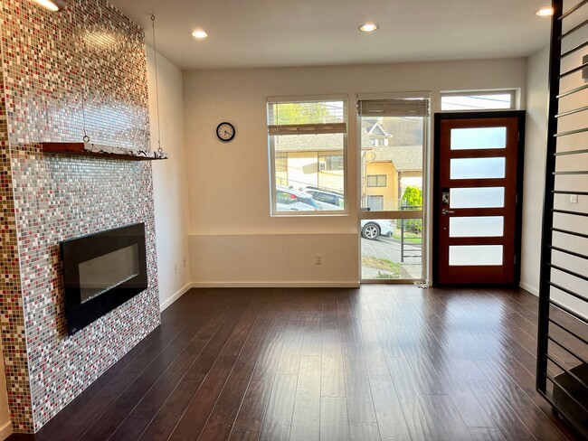 Building Photo - Gorgeous Townhome Available Now