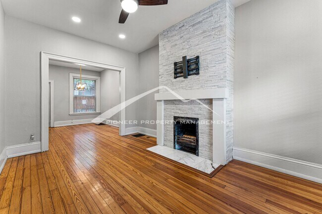 Foto del edificio - Lovely Townhome with Assigned Parking Space