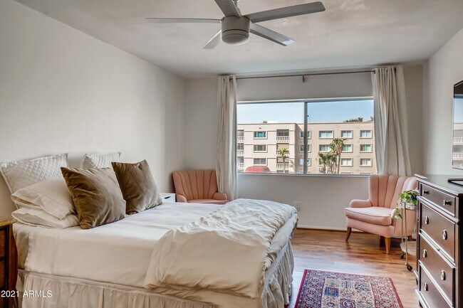 Foto del edificio - 7850 E Camelback Rd