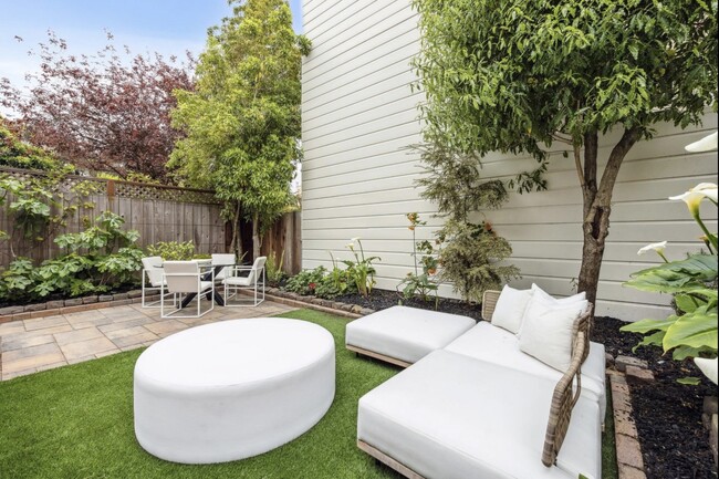 Shared garden - 1275 Bay St