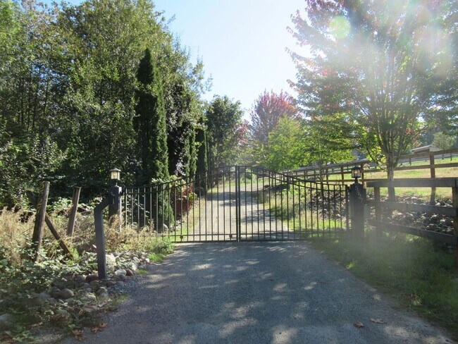 Building Photo - Enjoy rural, country living in this 3 bedr...