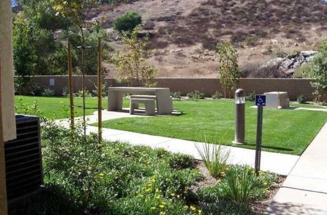 Building Photo - Spacious 2 bedroom 2 bath ground floor uni...