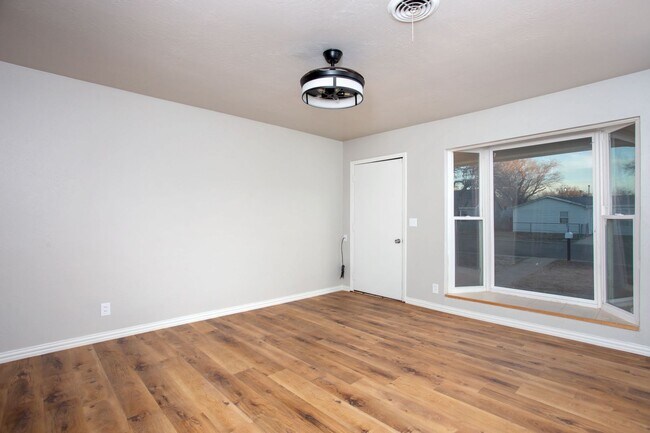 Building Photo - Fully updated Sunrise Home