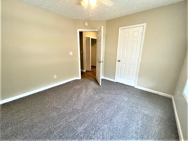 Foto del edificio - 1570 Cedar Hl