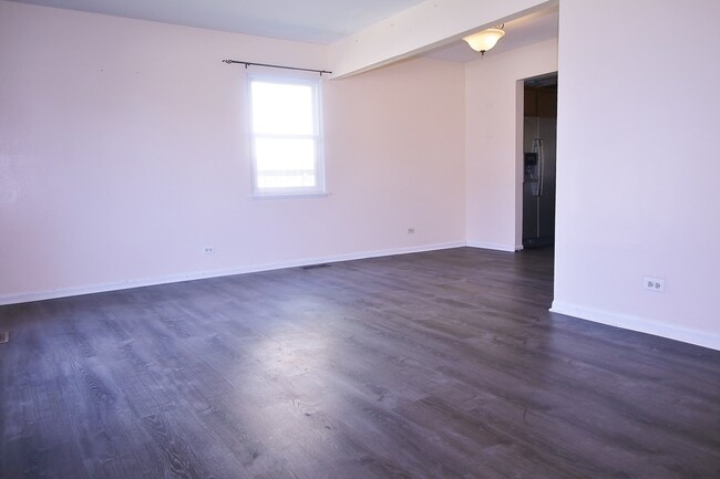 Building Photo - 2022 Redwood Dr