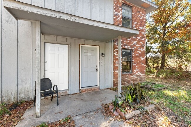 Building Photo - 500 N Betty Jo Dr Fourplex