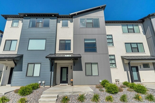 Building Photo - 501 1080 W