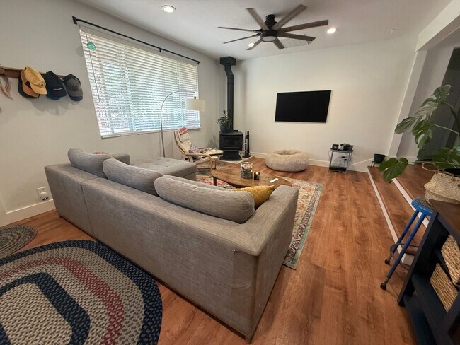 Building Photo - Spacious 4 Bed/3 Single Family Home in SW Bend - Large Backyard