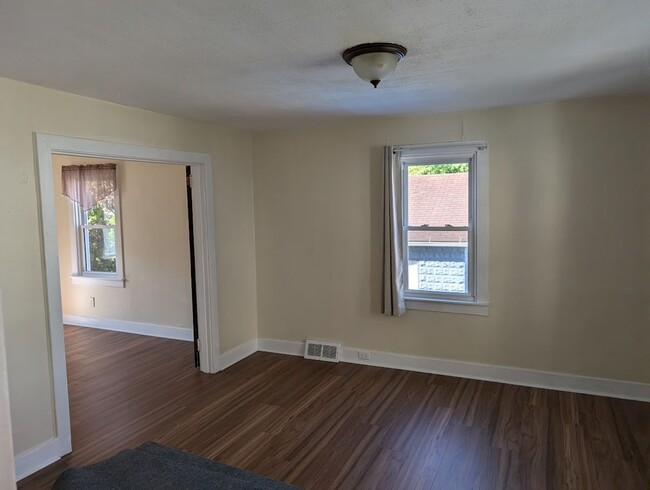 Building Photo - Carnegie - 3 BR + 1 Bath Single Family Hou...