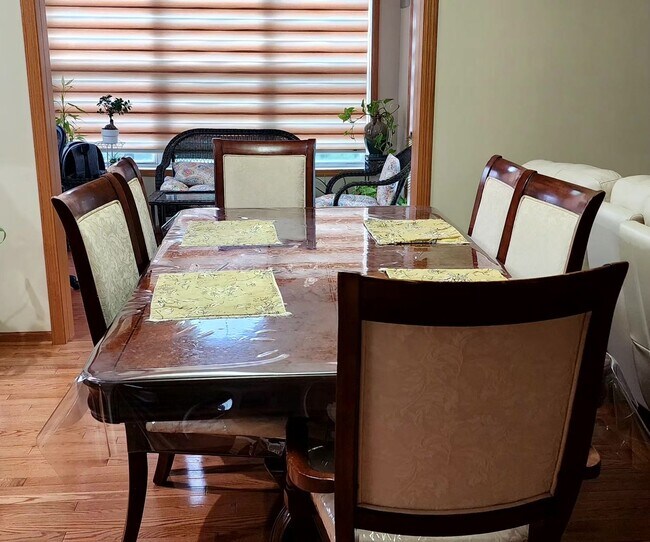 Building Photo - Beautiful 5 Bed Executive Home! Pet Friend...