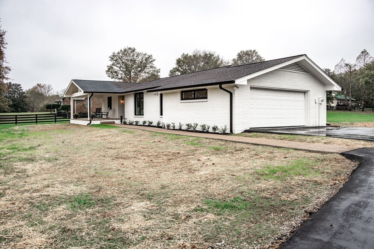 Primary Photo - Hillsboro - Renovated Home for Lease
