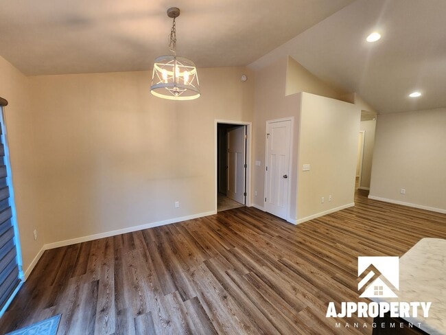 Building Photo - 3-bedroom 2-bathroom townhome