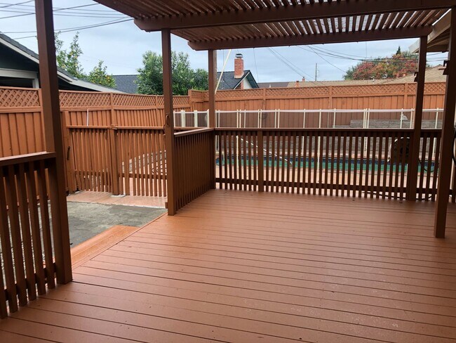 Foto del edificio - 4bd/2ba - Bedroom Home with a Lap Pool! Excellent Location - Coming Soon!