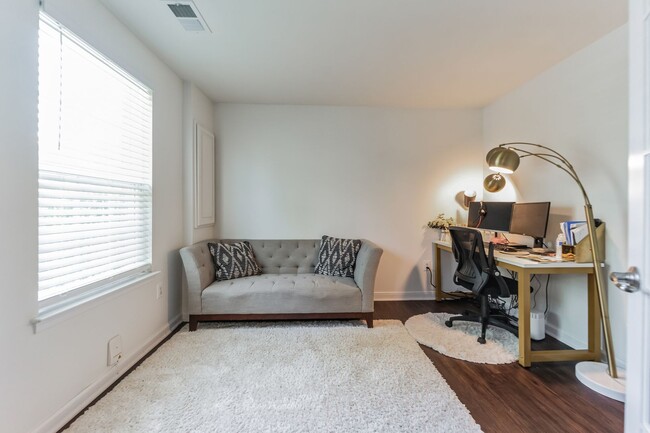 Building Photo - Beautiful 3 bed 2.5 bath townhouse for ren...