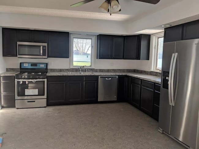 Building Photo - 203 School St