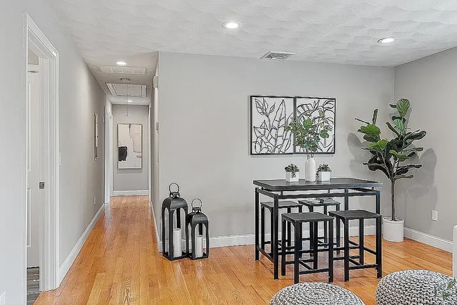 Building Photo - 25 Hopkins St