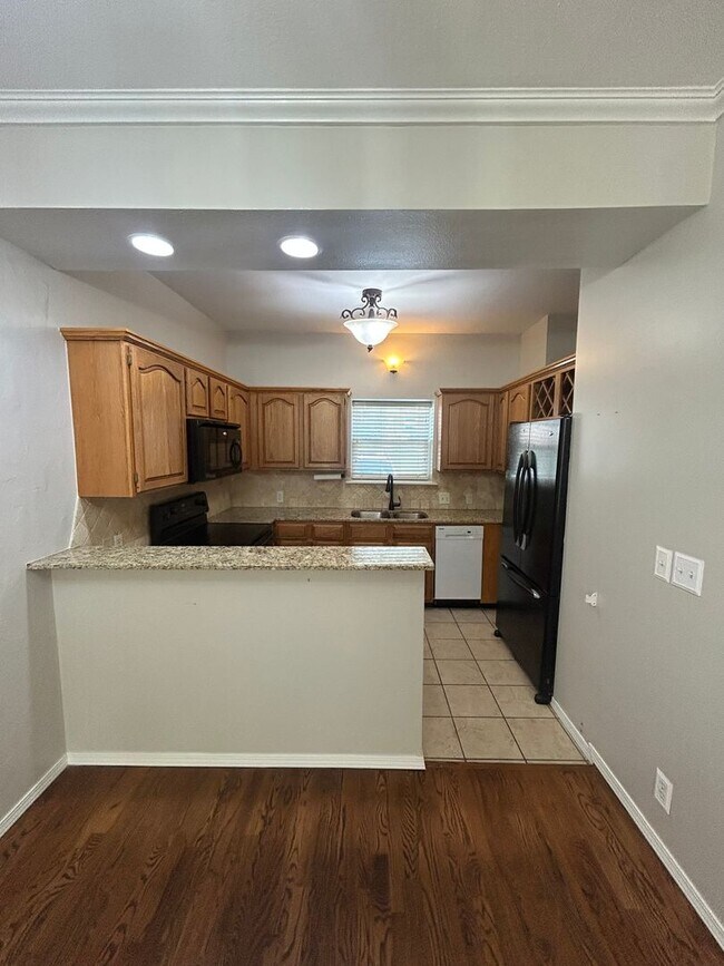 Building Photo - Fabulous townhouse in a private and quiet ...