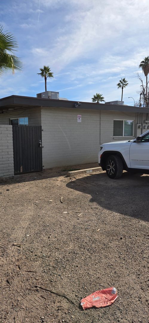 Building Photo - Newly Remodeled Single Story 2-Bed 1-Bath Apartment