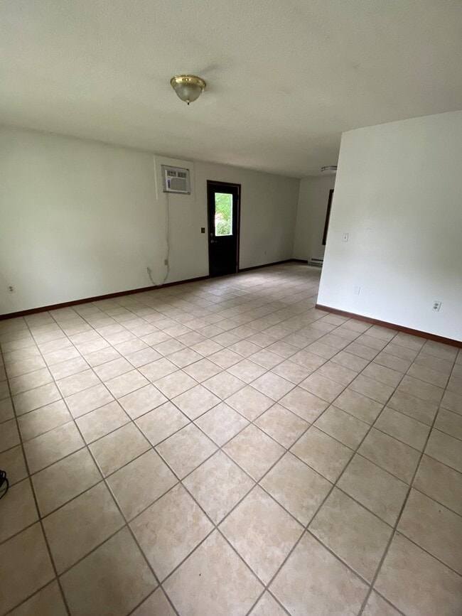 Spacious Living Area - 609 W Hildreth St