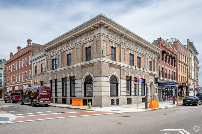 Building Photo - 61 Bank St