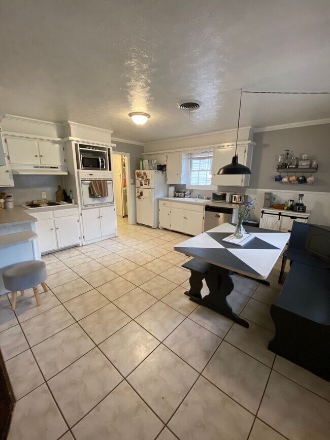 Foto del edificio - Great 3 Bedroom 2 Bathroom house with Bonu...