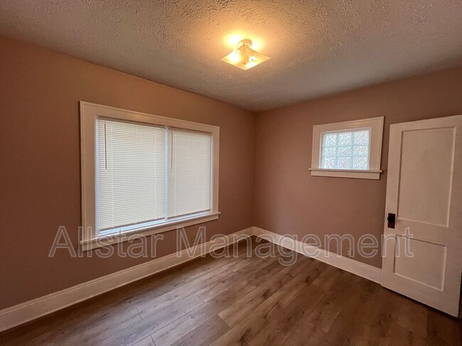 Building Photo - 3043 W 116th St