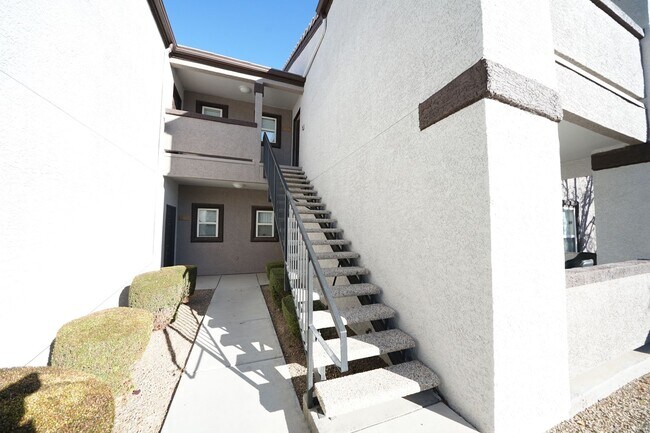 Foto del edificio - SHOWINGS AVAILABLE NOW
