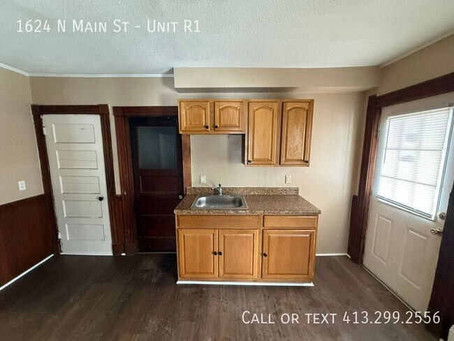 Foto del edificio - 1624 N Main St