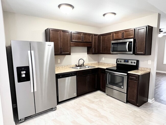 Building Photo - 2 Bedroom 1.5 Bathroom Townhome!!!