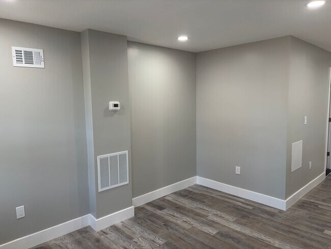 Foto del edificio - Fully Renovated 2 Bed 1 Bath Townhouse Style Row Home Now Available