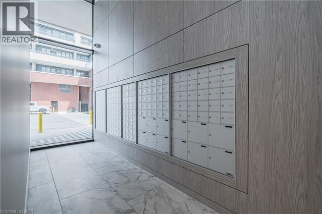 Building Photo - 15 Wellington St S