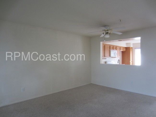 Building Photo - 2 Story Townhome with 3 Beds, 2.5 Baths!