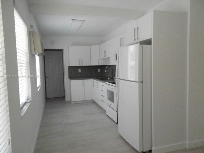 Foto del edificio - 1738 Rodman St