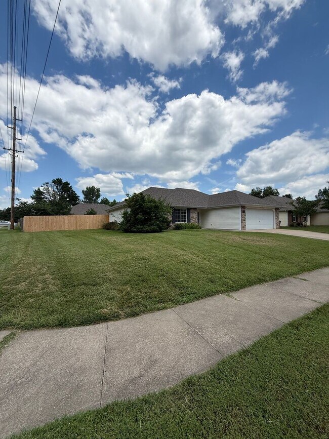 Foto del edificio - 3 bed 2 bath Home with fenced in backyard