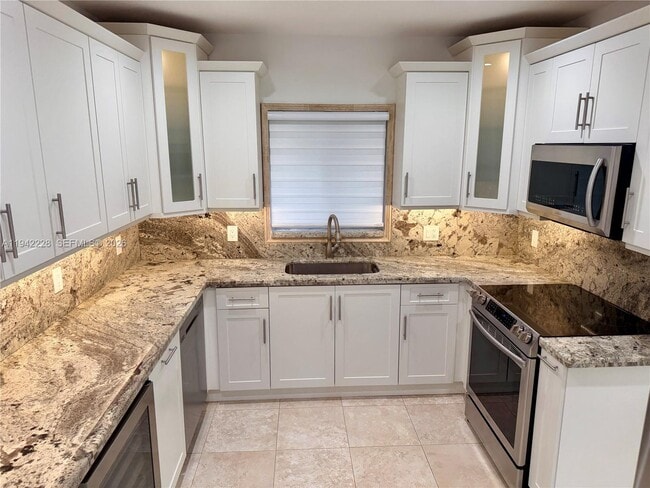 Foto del edificio - 814 Capri St