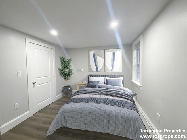 Foto del edificio - 351 E 8th St