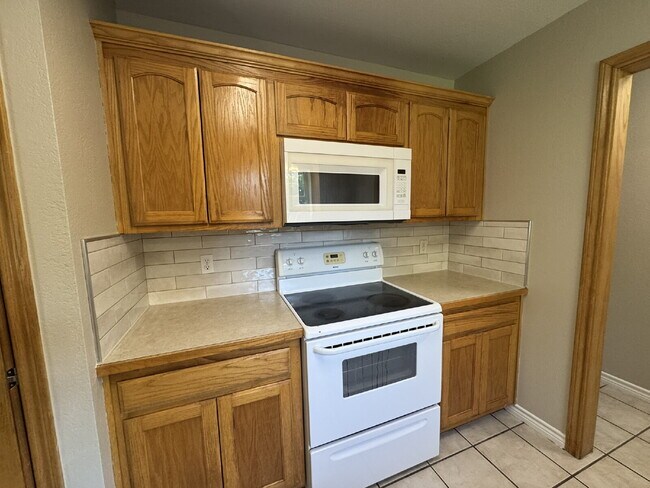 Building Photo - Lovely, traditional 2 bedroom 2 bath duplex!