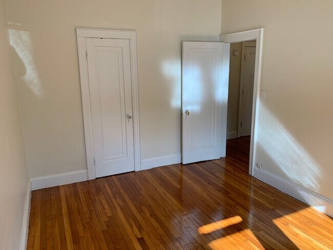 Foto del edificio - Charming, Sunny High Floor Flat Renovated kitchen Dishwasher, Very spacious, Ht Hw Inc NO FEE